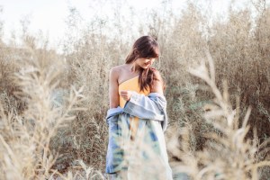 Frau am Strand. Leinentuch udn Bademantel von Kaisu Mari, Badeanzug One Shoulder von Mymarini