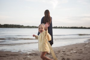 Junge in Bademantel von Trixie Baby über Nickis.com