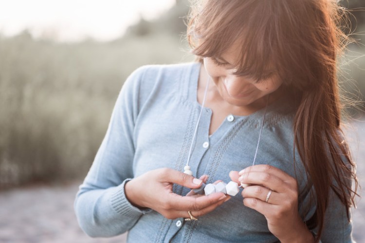 beisskette-silikon-strickjacke-wolle-recycelt
