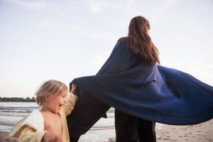 wehendes Wollcape aus Alpaka von Karin Fradenraij