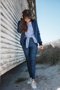 Frau trägt Leggings aus recycelten PET-Flaschen von Ambiletics, dazu einen Blouson von LangeChen und Sneaker von Kavat