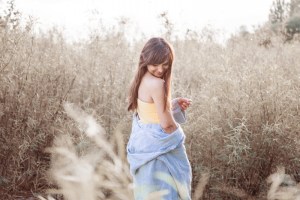 Frau am Strand. Leinentuch udn Bademantel von Kaisu Mari, Badeanzug One Shoulder von Mymarini