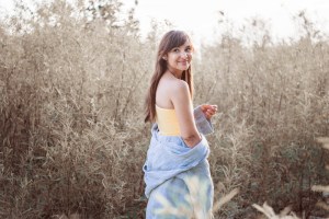 Frau am Strand. Leinentuch udn Bademantel von Kaisu Mari, Badeanzug One Shoulder von Mymarini