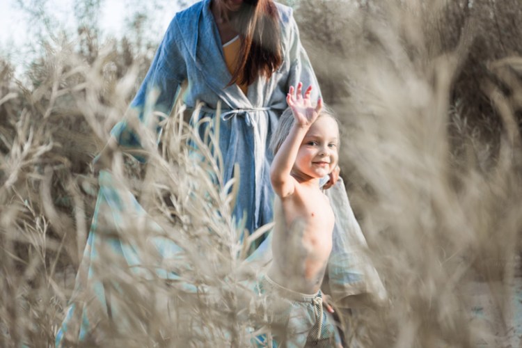 Mutter und Kind am Strand. Junge trägt Badehose von Sunuva über nickis.com