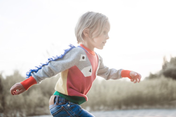 Kind trägt Pullover mit Fransen von Stella McCartney