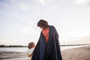 Mutter und Sohn am Strand