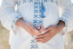 Schwnagere in Umstandsmode und Stillshirt von Mara Mea