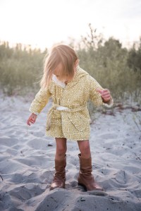 Kind mit Bademantel von TRixie Baby ud Stiefeln von Lanius