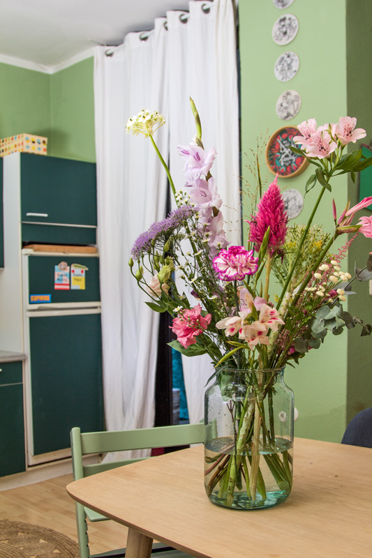 Blumenstrauss von Bloomon mit Rabatt-Code auf Küchentisch.