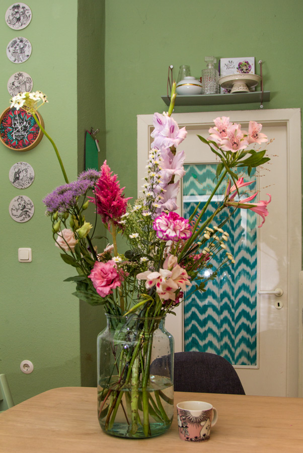 Blumenstrauss von Bloomon mit Rabatt-Code auf Küchentisch