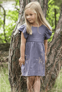 Mädchen trägt kleid mit Rüschenärmeln von Okker Gokker