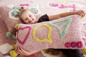 Mädchen mit Kissen von Minividuals Kids Living