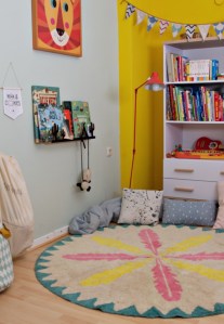 runder, waschbarer Kinderteppich mit Federmotiv von Minividuals Kids Living