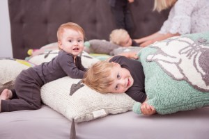 Kinder mit fair hergestellten Kissen von Minividuals Kids Living