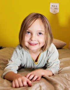 Junge in perfekten Kinderbasics von Or.Basics. GOTS-zertifizierte Bio-Baumwolle, Made in Portugal, designed in Berlin