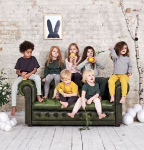 Kinder in perfekten Basics von Or.Basic. GOTS-zertifizierte Bio-Baumwolle, Made in Portugal, designed in Berlin