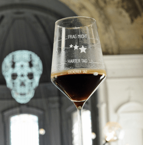 Nachhaltige Weihnachtsgeschenke für Männer: Weingläser mit Pegelstand