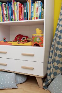 Kinderzimmer Makeover mit Wayfair: weißes Buecherregal mit Instrumenten