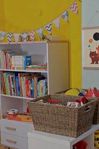 Kinderzimmer Makeover mit Wayfair: weißes Bücherregal und Körbe aus Sisal
