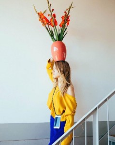 Frau mit Vase auf dem Kopf und Hnadkette von XOUXOU berlin