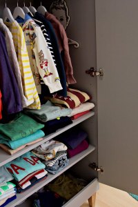 Kinderzimmer Makeover mit Wayfair: Inneneinrichtung von grauem Kleiderschrank mit Holzbeinen für Kinder von Meble Vox