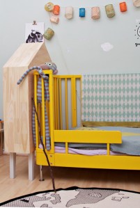 gelbes Bett von Brio und Holzregal in Form von haus von Wayfair