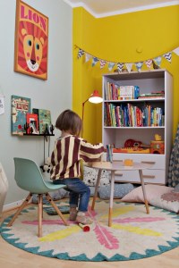 Kinderzimmer Makeover mit Wayfair: buntes Kinderzimmer mit weißem Bücherregal mit Schubladen