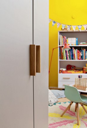Kinderzimmer Makeover mit Wayfair: graue Kleiderschrank, im Hintergrund bunte Einrichtung