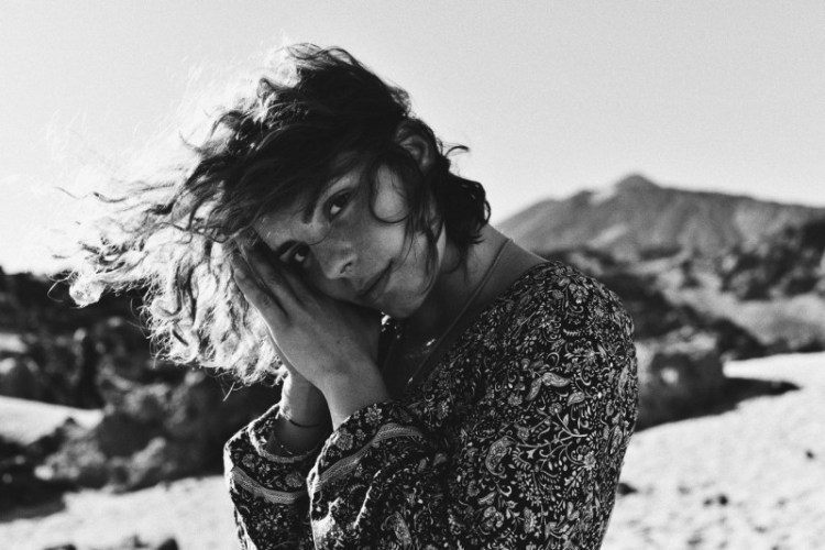 Sängerin Phela, schwarz-weiß-Portrait