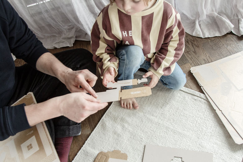 Vater und Sohn bauen zusammen das LABO-HAUS von Nintendo Switch