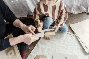 Vater und Sohn bauen zusammen das LABO-HAUS von Nintendo Switch