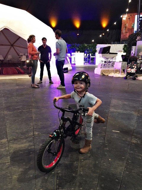 Noam mit Fahrrad von Electra Bikes Kinderzimmer beim Pop-up-Shopping-Event the Family Circle in Hamburg