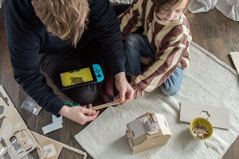 Vater und Sohn bauen zusammen das LABO-HAUS von Nintendo Switch