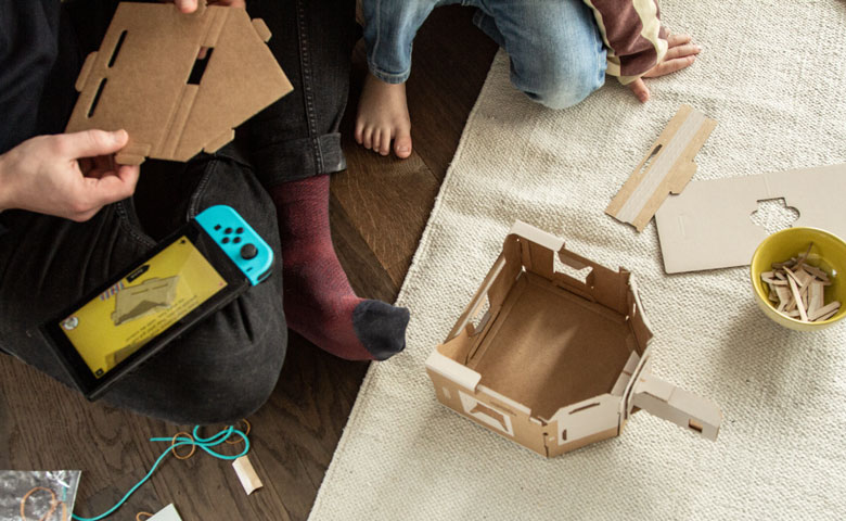 Vater und Sohn bauen zusammen das LABO-HAUS von Nintendo Switch