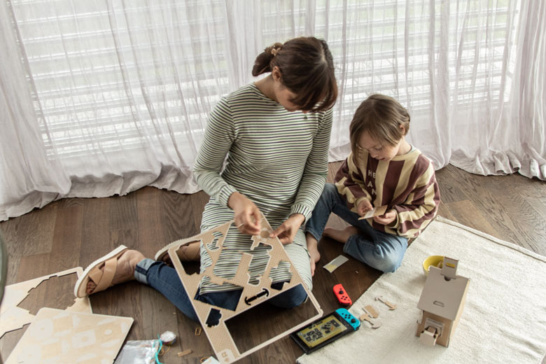 Mutter und Sohn bauen zusammen das LABO-HAUS von Nintendo Switch