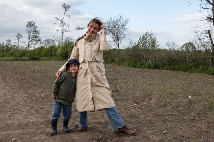Wetterfeste Kleidung für die ganze Familie von Didriksons: Mutter und Sohn tragen stylishe Regenjacken