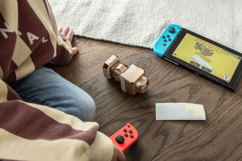 Vater und Sohn bauen zusammen das LABO-HAUS von Nintendo Switch