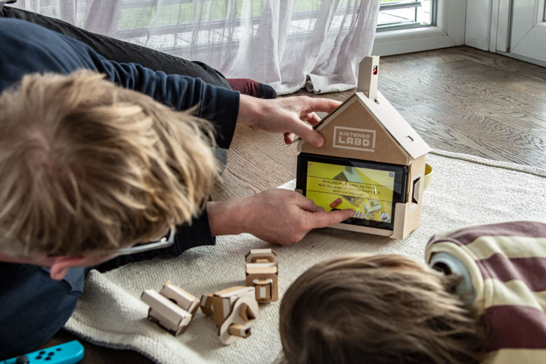Vater und Sohn bauen zusammen das LABO-HAUS von Nintendo Switch