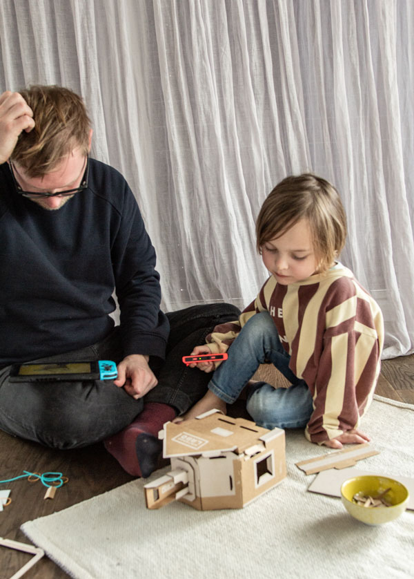 Vater und Sohn bauen zusammen das LABO-HAUS von Nintendo Switch