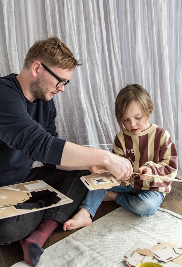 Vater und Sohn bauen zusammen das LABO-HAUS von Nintendo Switch